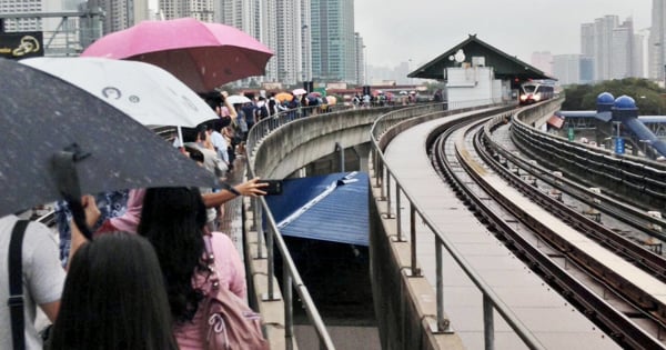 [PHOTOS] Commuters Had To Walk On The LRT Track After Major Disruption