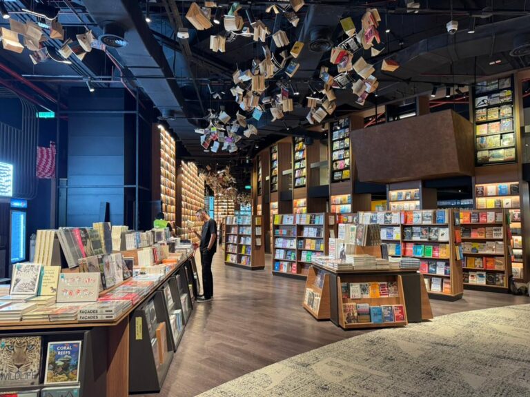 [PHOTOS] Take A Look Inside The Largest 24-Hour BookXcess Outlet At ...
