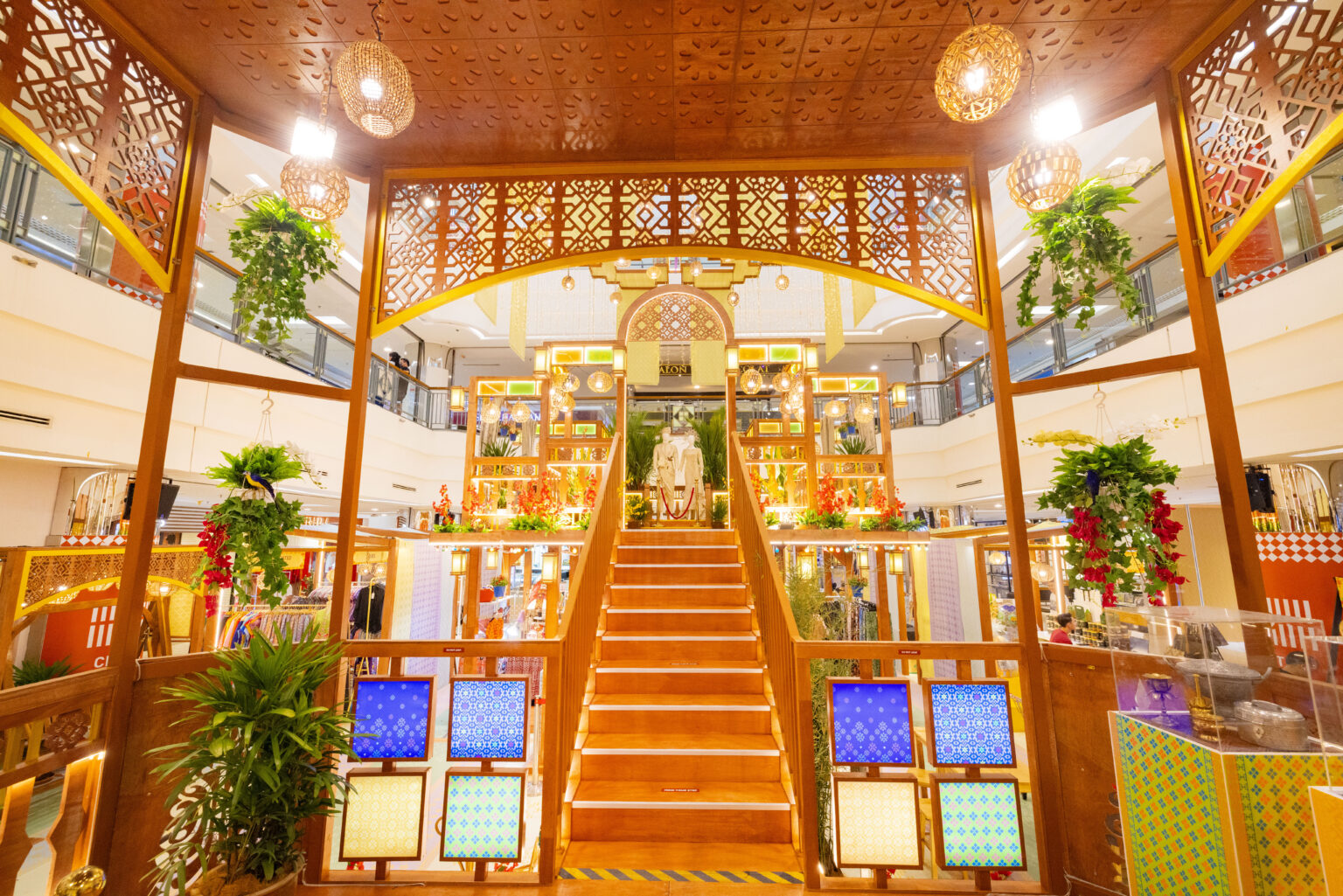 [PHOTOS] Raya Mall Decorations In Malaysia That Are Perfect For Photos ...
