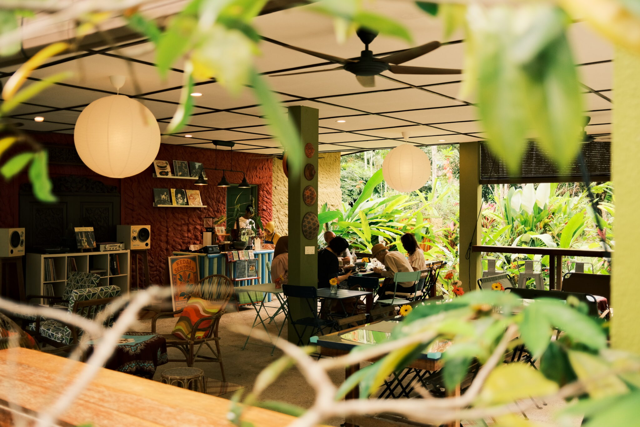 Sentosa Cafe This Vinyl Café In Janda Baik Lets You Slow Down To The Sound Of Nature