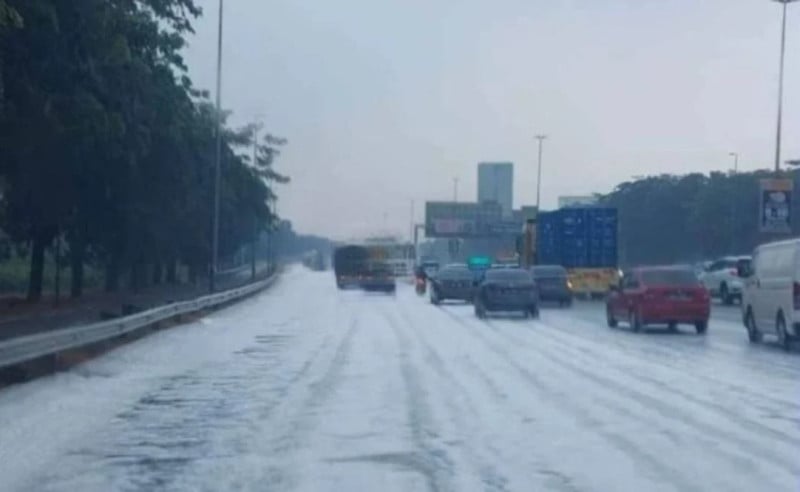Viral ‘Snow’ On KESAS Highway? Here’s What Caused It