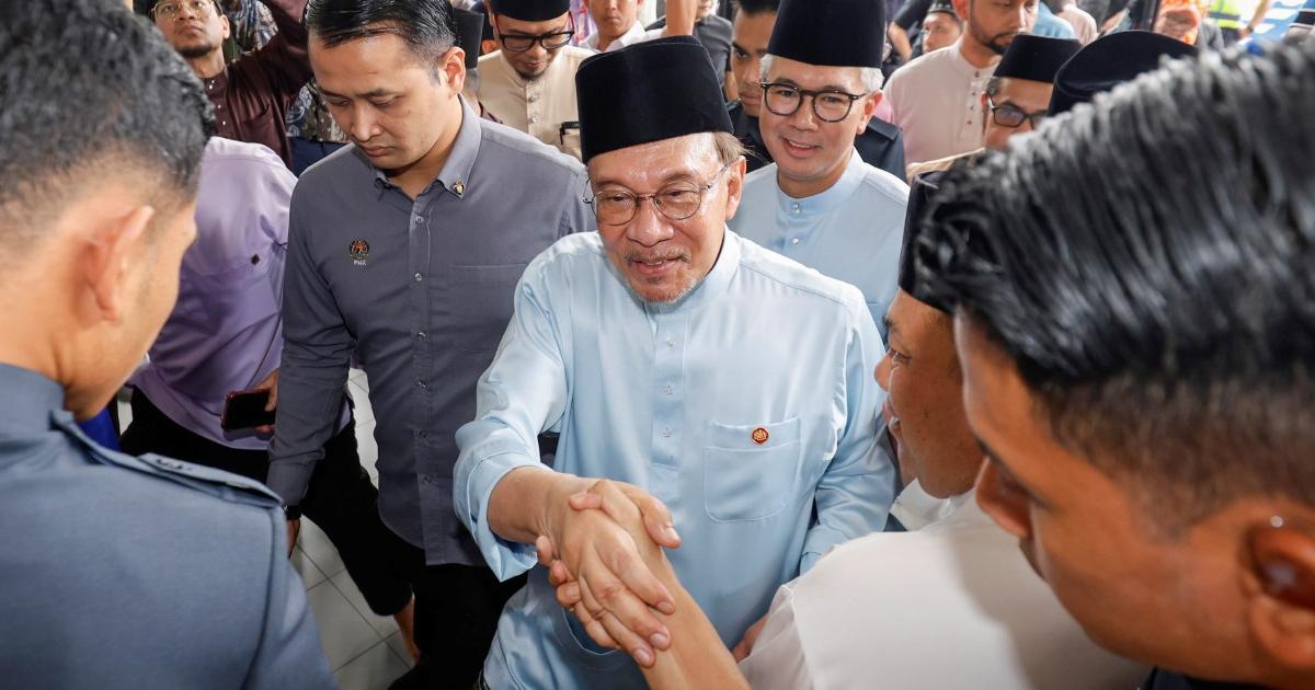 Malaysia May Ban Waze Completely, Anwar Says